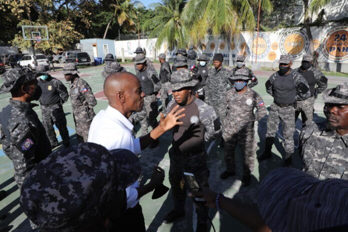 Jovenel Moïse visite SWAT TEAM